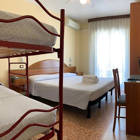 Hotel Lorenz Каорле Екстериор снимка