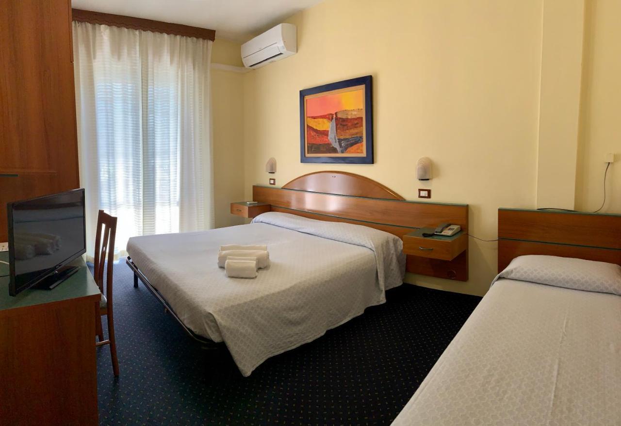 Hotel Lorenz Каорле Екстериор снимка