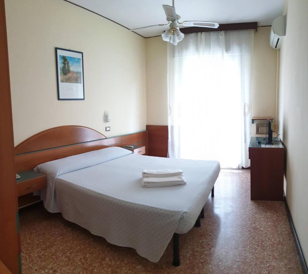 Hotel Lorenz Каорле Екстериор снимка